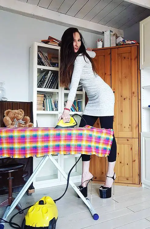 Woman-With-Longest-Legs-In-The-World-Russian-Model-2 Ekaterina Lisa pook 
